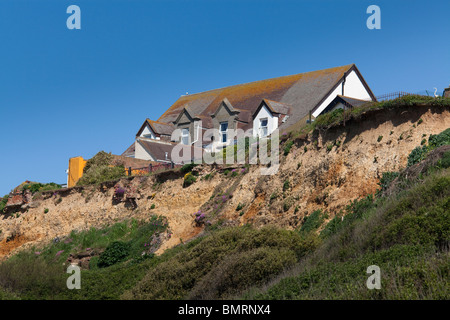 Gebäude auf der Klippe im Barton am Meer in Hampshire in Gefahr, ins Meer Küsten Erosion Stockfoto