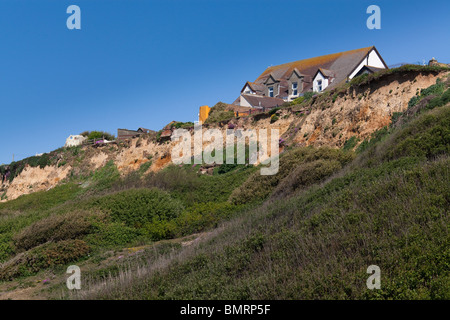 Gebäude auf der Klippe im Barton am Meer in Hampshire in Gefahr, ins Meer Küsten Erosion Stockfoto