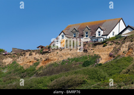 Gebäude auf der Klippe im Barton am Meer in Hampshire in Gefahr, ins Meer Küsten Erosion Stockfoto