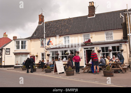 Kunden sitzen außerhalb der Red Lion Pub in Southwold In Suffolk, England, Großbritannien, Uk Stockfoto