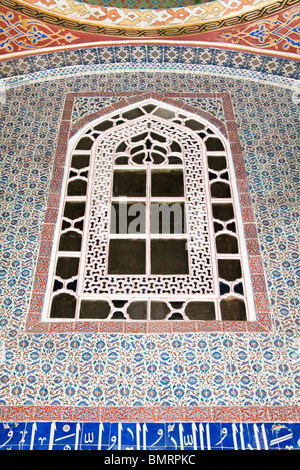 Fliesenwand im Privy Chamber der Sultan Murad III, Topkapi-Palast, auch bekannt als Topkapi Sarayi, Sultanahmet, Istanbul, Türkei Stockfoto