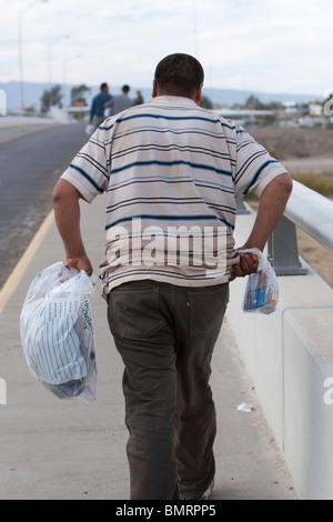 Illegaler Ausländer gefangen im Bereich Tucson Arizona durch das US Department of Homeland Security geht nach Ojinaga, Mexiko aus Texas Stockfoto