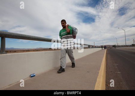 Illegaler Ausländer gefangen im Bereich Tucson Arizona durch das US Department of Homeland Security wird zurückgenommen, Ojinaga, Mexiko Stockfoto