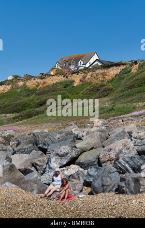 Gebäude auf der Klippe im Barton am Meer in Hampshire in Gefahr, ins Meer Küsten Erosion Stockfoto