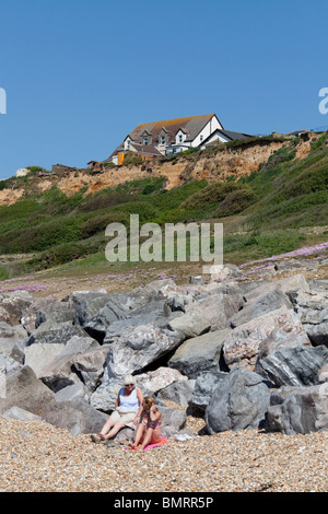 Gebäude auf der Klippe im Barton am Meer in Hampshire in Gefahr, ins Meer Küsten Erosion Stockfoto