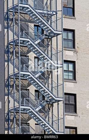 Kanada, Montreal, äußere Feuerleiter an der Seite eines hohen Gebäudes Stockfoto