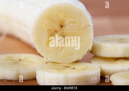 frisch geschnittenen Sie Banane sitzen auf einem hölzernen Schneidebrett Stockfoto