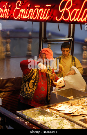 Istanbul. Turkei. Frische Fischbrötchen an der Uferpromenade von Eminönü. Venditore di Pesce Sulla Riva di Eminonu. Stockfoto