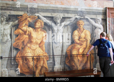 Touristen, die gerne die Bilder auf dem Weg nach der Sixtinischen Kapelle, Vatikan, Rom Stockfoto
