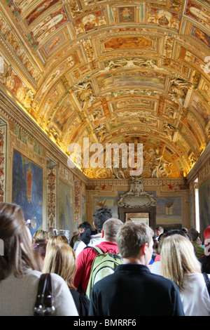 Touristen auf dem Weg nach der Sixtinischen Kapelle, Vatikan, Rom, Italien Stockfoto