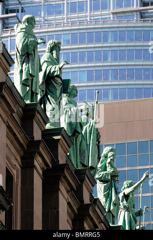 Kanada, Montreal Quebec, Patron Saint Statuen auf dem Dach des Dom-Basilika Maria, Königin der Welt Stockfoto