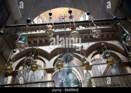 Suspendierte Räuchergefäße und Kerzen in griechisch-orthodoxen Kirche / Kapelle in der Kirche von der Grabeskirche in Jerusalem Stockfoto