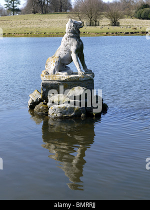 Stein Hund im See im Petworth House in West Sussex. Stockfoto