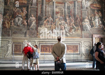 Touristen, die gerne die Bilder auf dem Weg nach der Sixtinischen Kapelle, Vatikan, Rom Stockfoto