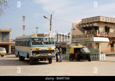 Öffentliche Verkehrsmittel Bus, Autorikscha, Kamalapur, Hampi, Deccan Hochebene, Taluka Hospet, District Bellary Staat Karnataka, Indien Stockfoto