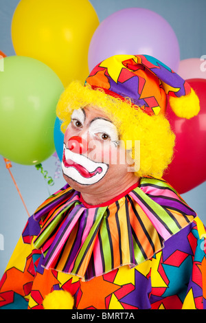 Porträt von bunten Clown ein trauriges Gesicht machen. Stockfoto