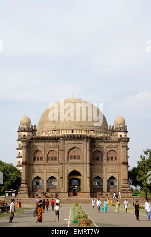 Museum vor Gol Gumbaz; erbaut im Jahre 1659; Mausoleum von Muhammad Adil Shah Ii 1627-57; Bijapur; Karnataka; Indien Stockfoto