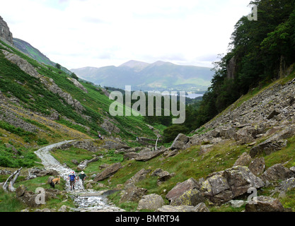 Wanderer in der Borrowdale-Tal, die Seenplatte, Cumbria Stockfoto