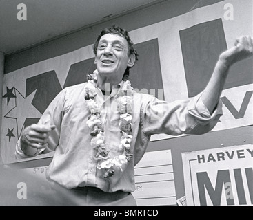 Harvey Milk, feiert seinen Wahlsieg als San Francisco Supervisor am Wahlabend in seinem Fotoladen auf Castro St. N Stockfoto