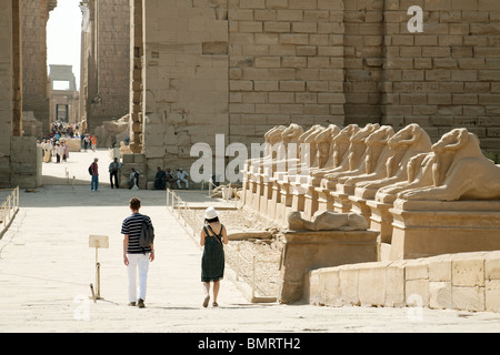 Touristen in Karnak Tempel, Luxor, Ägypten Stockfoto