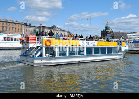 Ein Sightseeing Boot Abfahrt vom Kauppatori Markt Platz, Helsinki, Finnland, Skandinavien, Europa. Stockfoto