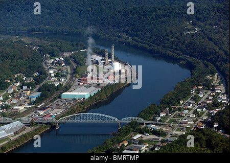 Luftaufnahme über Stromerzeugung Schiene Pflanzenlinien Monongahela River Pennsylvania Stockfoto