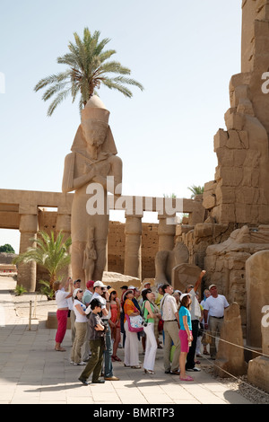 Touristen auf einer geführten Tour auf den Tempel von Karnak, Luxor, Ägypten Stockfoto