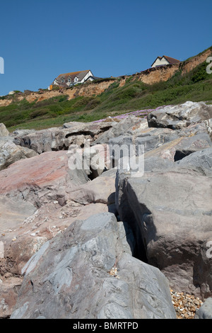 Gebäude auf der Klippe im Barton am Meer in Hampshire in Gefahr, ins Meer Küsten Erosion Stockfoto