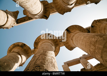 Auf der Suche nach oben an den Papyrus-Säulen in der Säulenhalle, Karnak Tempel, Luxor, Ägypten Stockfoto