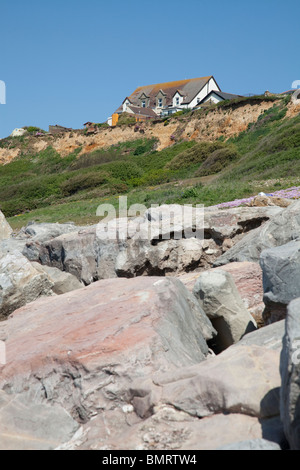 Gebäude auf der Klippe im Barton am Meer in Hampshire in Gefahr, ins Meer Küsten Erosion Stockfoto