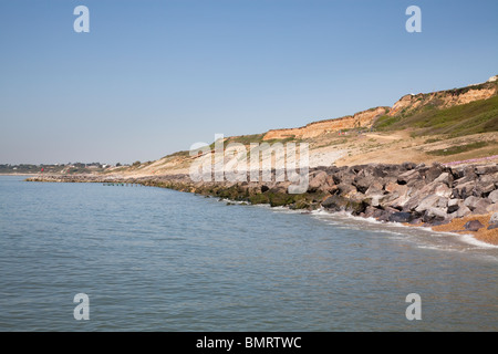 Felsen schützen die Klippen vor Erosion im Barton am Meer in Hampshire Stockfoto