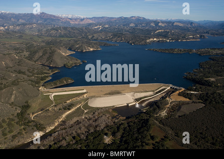 Luftaufnahme über Bradbury Dam Lake Cachuma Santa Ynez Valley Barbara county in Kalifornien Stockfoto
