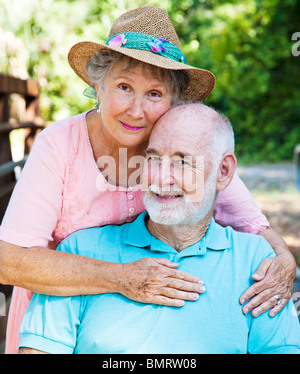 Outdoor Portrait schöne älteres Paar in Liebe. Stockfoto
