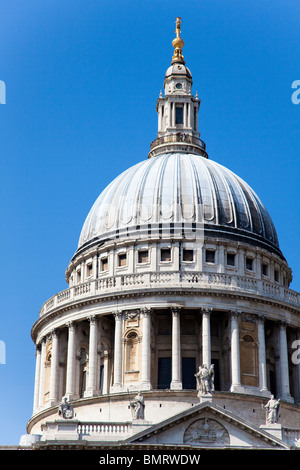 Die Kuppel der St Pauls Cathedral gegen ein wolkenloser blauer Himmel, London, UK Stockfoto