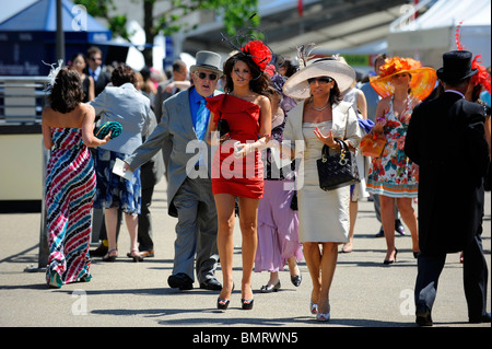 Weiblichen Rennen Gänger tragen Hüte kommen für Tag drei des Royal Ascot 2010 Stockfoto