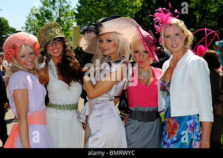 Weiblichen Rennen Gänger tragen Hüte besuchen Tag drei des Royal Ascot 2010 Stockfoto