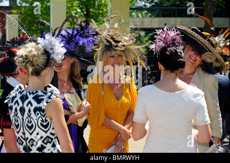 Weiblichen Rennen Gänger tragen Hüte besuchen Tag drei des Royal Ascot 2010 Stockfoto