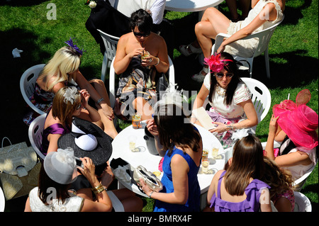 Ansicht der Rennen-Geher in der Tribüne Gehege tagsüber drei Royal Ascot 2010 Stockfoto