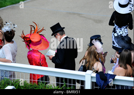 Ansicht der Rennen-Geher in der Tribüne Gehege tagsüber drei Royal Ascot 2010 Stockfoto