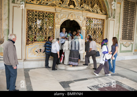 Touristen besuchen das Imperial Council Chamber, Topkapi-Palast, auch bekannt als Topkapi Sarayi, Sultanahmet, Istanbul, Türkei Stockfoto