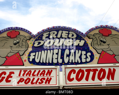 Vergnügungspark Karneval Speisen stehen Zeichen mit frittierten Teig Trichter Kuchen Italienisch Polnisch Baumwolle auf Schild mit Elefanten Stockfoto