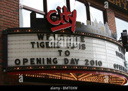 Das Detroit-Stadttheater unterstützen die Detroit Tigers-Eröffnungstag Stockfoto