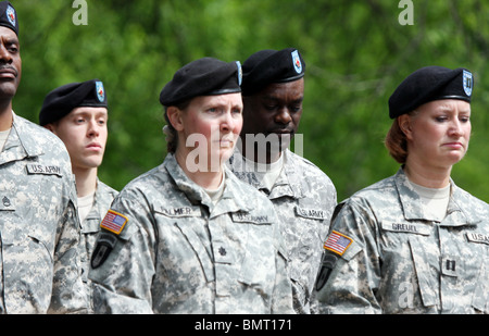 US-Armeesoldaten marschieren in einer Linie mit einer parade Stockfoto