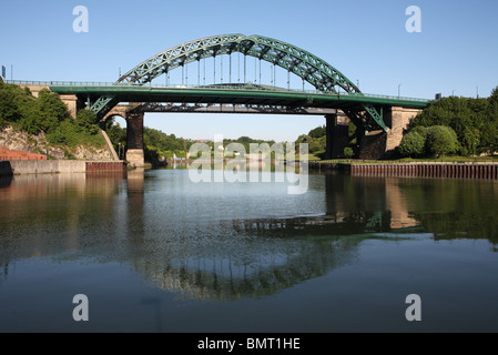 Wearmouth Straßen- und Eisenbahnbrücken über den Fluss tragen gesehen aus dem Osten. Sunderland, England. Stockfoto