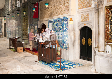 Muslimische Frauen besucht Grab von Abu Ayyub Al-Ansari auf der Eyüp-Sultan-Moschee, Eyup, Istanbul, Türkei Stockfoto