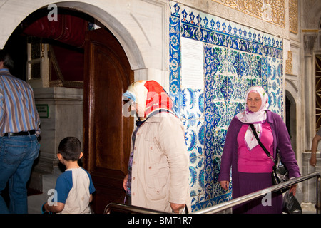 Muslimische Frauen besucht Grab von Abu Ayyub Al-Ansari auf der Eyüp-Sultan-Moschee, Eyup, Istanbul, Türkei Stockfoto