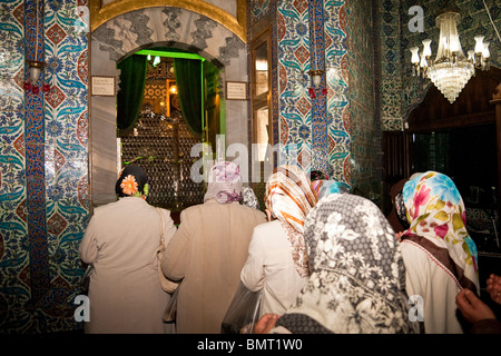 Muslimische Frauen besucht Grab von Abu Ayyub Al-Ansari auf der Eyüp-Sultan-Moschee, Eyup, Istanbul, Türkei Stockfoto