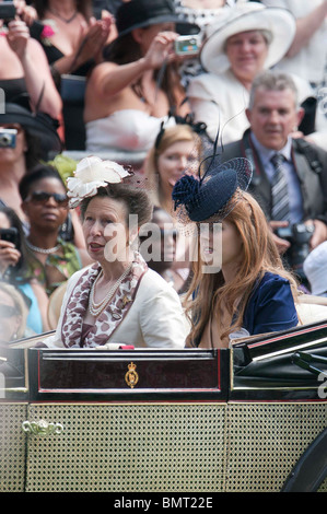 Britischen Mitgliedern der königlichen Familie Prinzessin Anne L und Prinzessin Beatrice kommen mit der Kutsche zum Royal Ascot Race meeting Stockfoto