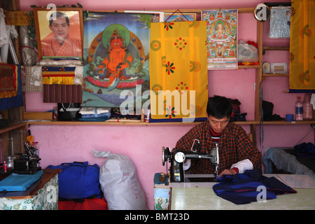 Man Betrieb eine Nähmaschine in seiner Näherei in Paro, Bhutan. Stockfoto