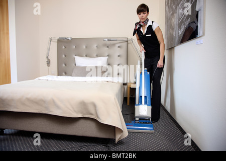 betten machen englisch, hotel, zimmer-service, housekeeping, die bei der arbeit in einem, Design ideen